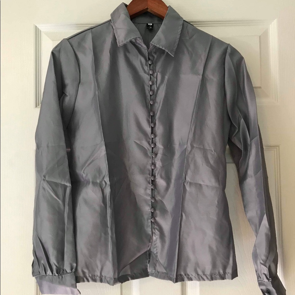 Gray blouse. Wrinkles from being taken out of bag